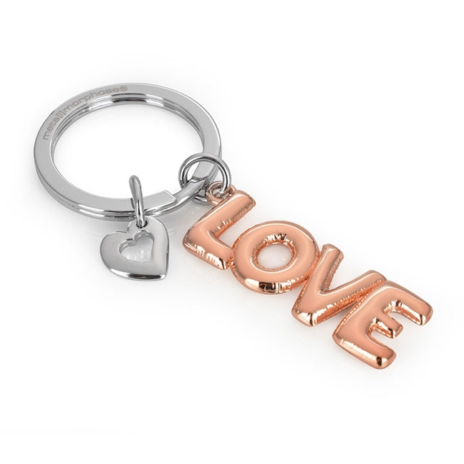 Metalmorphose.lt metalinis raktų pakabukas MEILĖS BALIONAS. Rausvas širdies baliono tipo metalinis raktų pakabukas su tikroviškomis raukšlėmis. Premium metalas. MEILĖS PASAULIS kolekcija.