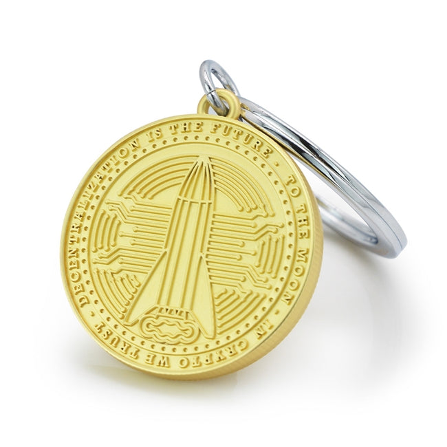 Metalmorphose.lt metalinis raktų pakabukas CRYPTO COIN. Metalinis žetono korpusas, nudažytos Bitcoin simbolio detalės, 3D kripto monetos miniatiūra. Nerūdijančio plieno žiedas. Pakabukas iš KASDIENYBĖS PASAULIS kolekcijos.