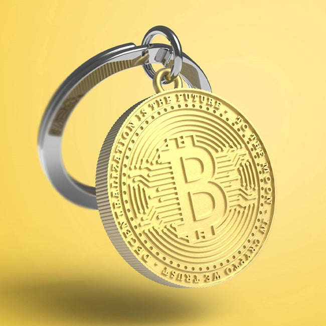 Metalmorphose.lt metalinis raktų pakabukas CRYPTO COIN. Metalinis žetono korpusas, nudažytos Bitcoin simbolio detalės, 3D kripto monetos miniatiūra. Nerūdijančio plieno žiedas. Pakabukas iš KASDIENYBĖS PASAULIS kolekcijos.