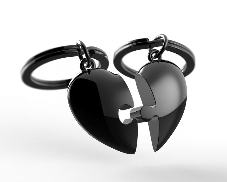 Metalmorphose.lt metaliniai raktų pakabukai SAUGANČIOS ŠIRDELĖS DVIEM. Dvi juodos širdys su antibakterine SABP danga, dėlionės formos jungtis. Premium metalas. MEILĖS PASAULIS kolekcija.