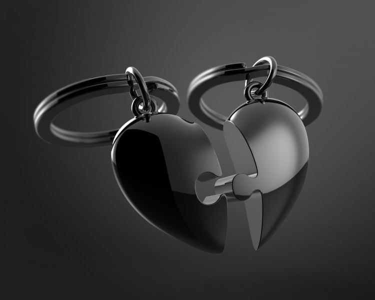 Metalmorphose.lt metaliniai raktų pakabukai SAUGANČIOS ŠIRDELĖS DVIEM. Dvi juodos širdys su antibakterine SABP danga, dėlionės formos jungtis. Premium metalas. MEILĖS PASAULIS kolekcija.