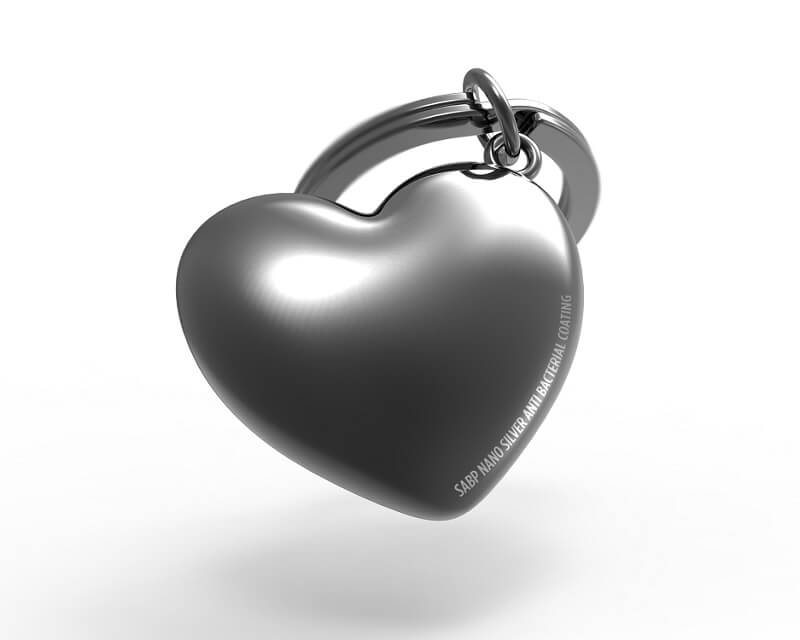 Metalmorphose.lt metalinis raktų pakabukas SAUGANTI ŠIRDIS. Juoda antibakterine SABP danga padengta metalinė širdis, cinko lydinio korpusas, nerūdijančio plieno žiedas. Premium metalinis raktų pakabukas iš MEILĖS PASAULIS kolekcijos.