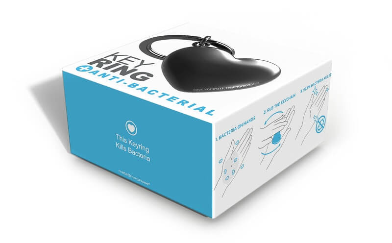 Metalmorphose.lt metalinis raktų pakabukas SAUGANTI ŠIRDIS. Juoda antibakterine SABP danga padengta metalinė širdis, cinko lydinio korpusas, nerūdijančio plieno žiedas. Premium metalinis raktų pakabukas iš MEILĖS PASAULIS kolekcijos.