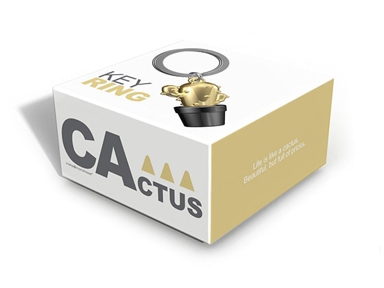 Metalmorphose.lt metalinis raktų pakabukas AUKSINIS KAKTUSAS. Metalinis korpusas, nudažytas auksinis paviršius, kaktuso 3D miniatiūra. Nerūdijančio plieno žiedas. Pakabukas iš KASDIENYBĖS PASAULIS kolekcijos.