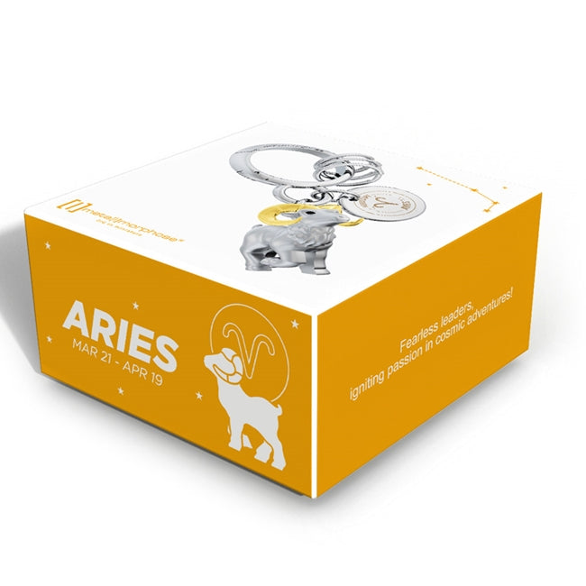 Metalmorphose.lt metalinis raktų pakabukas AVINAS. 3D Avino ženklo miniatiūra su ryškiais auksiniais ragais, ugnies elemento simbolika, premium metalo korpusas, nerūdijančio plieno žiedas. Pakabukas iš ZODIAKŲ PASAULIS kolekcijos.