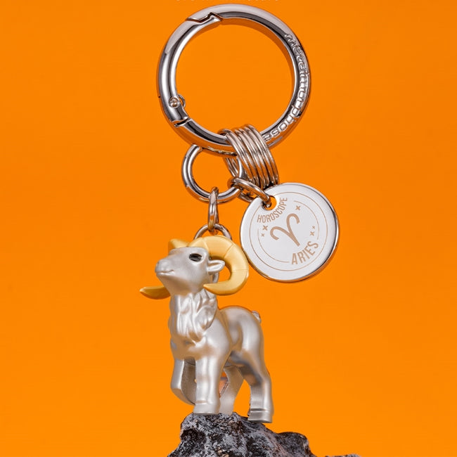 Metalmorphose.lt metalinis raktų pakabukas AVINAS. 3D Avino ženklo miniatiūra su ryškiais auksiniais ragais, ugnies elemento simbolika, premium metalo korpusas, nerūdijančio plieno žiedas. Pakabukas iš ZODIAKŲ PASAULIS kolekcijos.