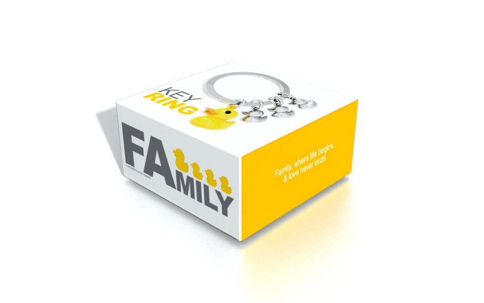 Metalinis raktų pakabukas Antelių Šeima – trys antelės, 3D detalės, geltonas paviršius, metalinis žiedas.