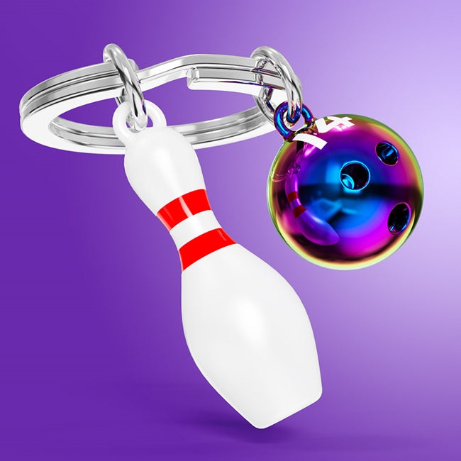Metalmorphose.lt metalinis raktų pakabukas BOULINGO MAGIJA. Chameleono spalvų boulingo kamuolys su 3 skylėmis ir numeracija, metalinis kėglis. Premium cinko lydinys. SPORTO PASAULIS kolekcija.