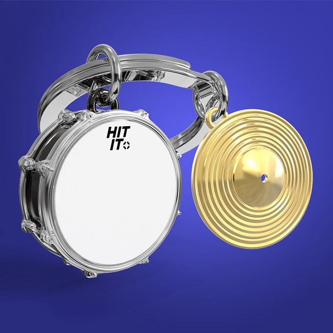 Metalmorphose.lt metalinis raktų pakabukas „Būgno Širdis“ – būgno ir lėkštės 3D dizainas iš Muzikos Pasaulis kolekcijos.