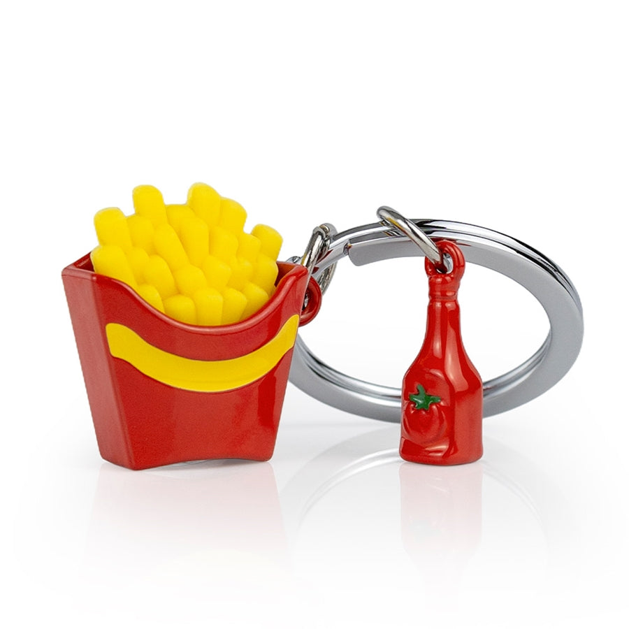 Metalinis raktų pakabukas „Bulvytės & Kečupas“ su 3D bulvytėmis ir kečupu. Nes bulvytės – tai daugiau nei maistas.
Tai – nuotaika. Ritualas. Smagaus gyvenimo filosofija.