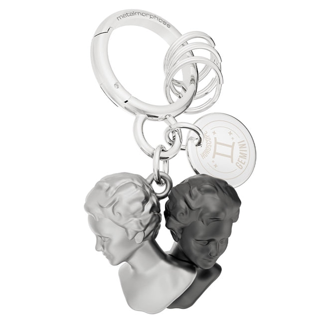 Metalmorphose.lt metalinis raktų pakabukas DVYNIAI. Du juodas ir baltas, stilizuoti veidai, oro ženklo simbolika, premium metalo miniatiūra, nerūdijančio plieno žiedas. Pakabukas iš ZODIAKŲ PASAULIS kolekcijos.