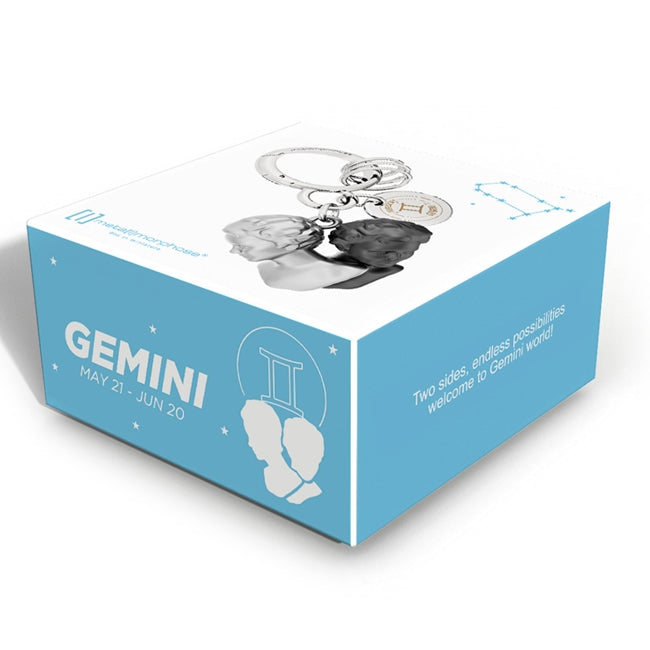 Metalmorphose.lt metalinis raktų pakabukas DVYNIAI. Du juodas ir baltas, stilizuoti veidai, oro ženklo simbolika, premium metalo miniatiūra, nerūdijančio plieno žiedas. Pakabukas iš ZODIAKŲ PASAULIS kolekcijos.