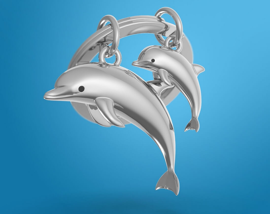 Metalinis raktų pakabukas Delfinų Šeima – du delfinai judesyje, glotnūs 3D siluetai, subtilus metalo blizgesys, nerūdijančio plieno žiedas.