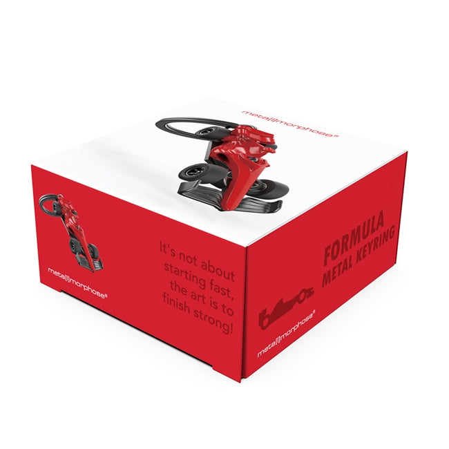 Metalmorphose.lt metalinis raktų pakabukas F1 FORMULĖ. Raudonas 3D F1 bolidas iš cinko lydinio, judantys ratai su silikoninėmis padangomis, blizgūs juodi ratlankiai, nerūdijančio plieno žiedas. Raktų pakabukas iš TRANSPORTO PASAULIS kolekcijos.