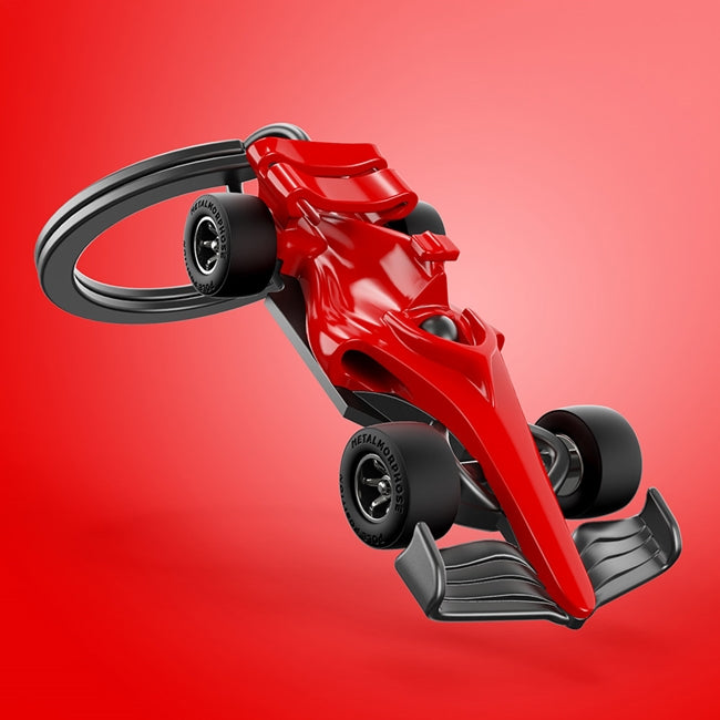 Metalmorphose.lt metalinis raktų pakabukas F1 FORMULĖ. Raudonas 3D F1 bolidas iš cinko lydinio, judantys ratai su silikoninėmis padangomis, blizgūs juodi ratlankiai, nerūdijančio plieno žiedas. Raktų pakabukas iš TRANSPORTO PASAULIS kolekcijos.