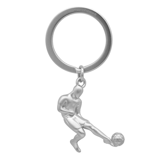 Metalmorphose.lt metalinis raktų pakabukas FUTBOLO ŽAIDĖJAS. 3D futbolininko figūra su kamuoliu, dinamiškas smūgio momentas, premium cinko lydinys, plieno žiedas. Iš SPORTO PASAULIS kolekcijos.