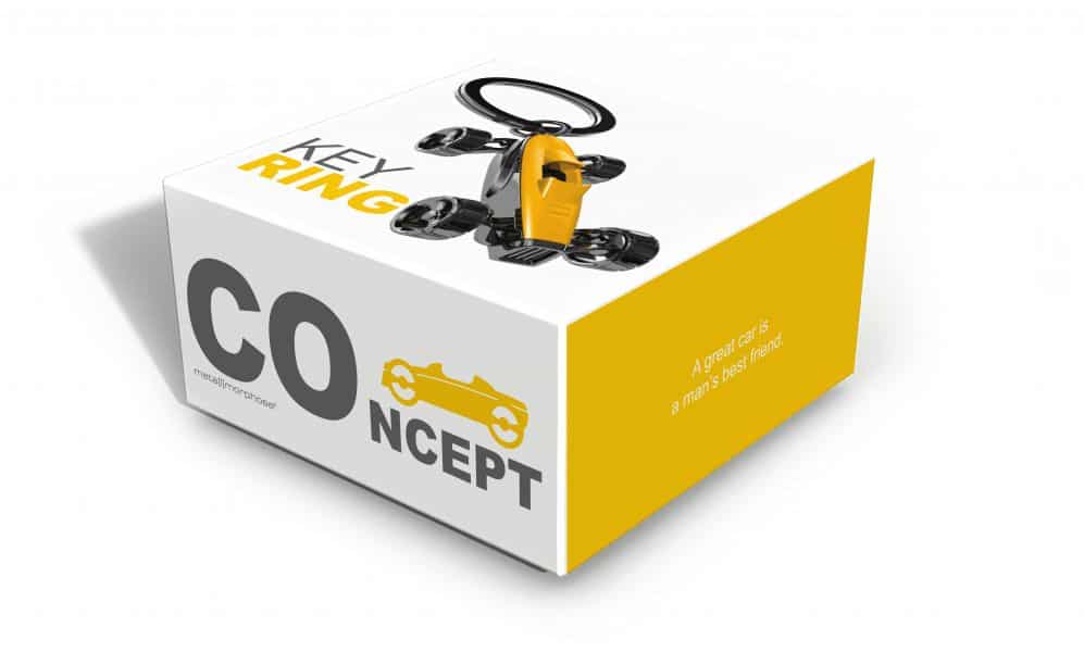 Metalmorphose.lt metalinis raktų pakabukas GELTONASIS BOLIDAS. Ryškiai geltonas sportinis automobilis, aerodinaminis korpusas, 4 besisukantys raštuoti ratai. TRANSPORTO PASAULIS kolekcija.