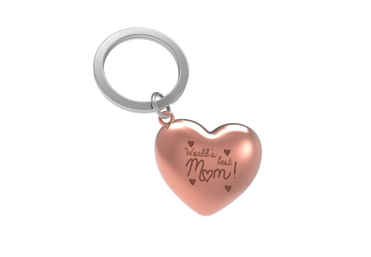 Metalmorphose.lt metalinis raktų pakabukas GERIAUSIA MAMA. Rožinė širdelė su užrašu World’s Best MOM, tikroviškos raukšlės, premium metalas. MEILĖS PASAULIS kolekcija.