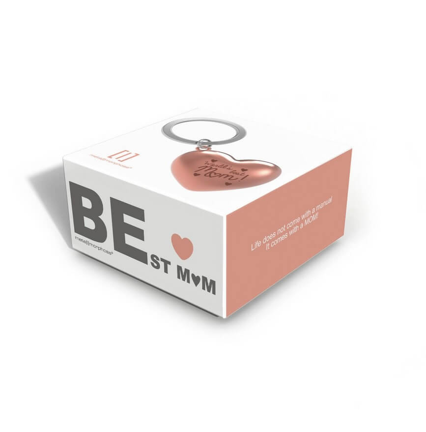 Metalmorphose.lt metalinis raktų pakabukas GERIAUSIA MAMA. Rožinė širdelė su užrašu World’s Best MOM, tikroviškos raukšlės, premium metalas. MEILĖS PASAULIS kolekcija.