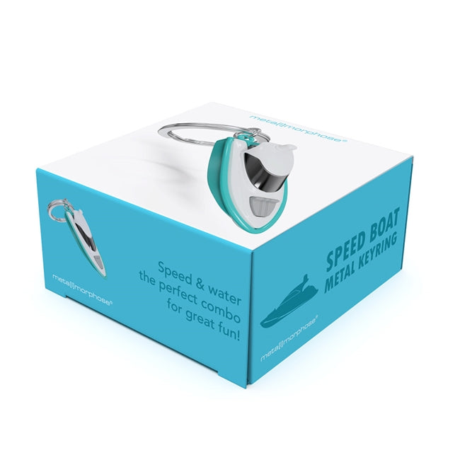 Metalmorphose.lt metalinis raktų pakabukas GREITOJI JACHTA. Balta–žydra sportinė jachta su detalia kabina, vairu, panelėmis ir galiniu motoru. TRANSPORTO PASAULIS kolekcija.