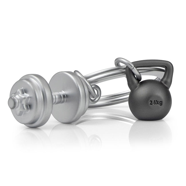 Metalmorphose.lt metalinis raktų pakabukas GYMO METALAI. 3D hantelis su svorio plokštele ir gira, detalus metalo dizainas, premium cinko lydinys, plieno žiedas. SPORTO PASAULIS kolekcija.