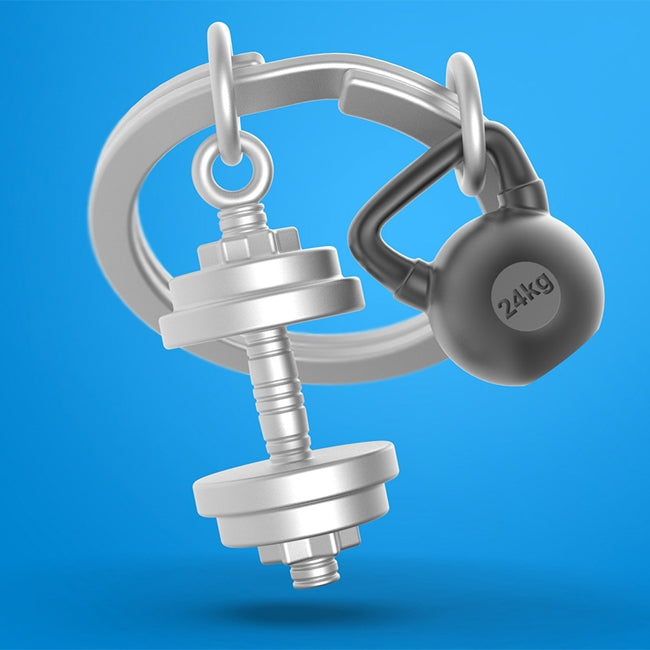 Metalmorphose.lt metalinis raktų pakabukas GYMO METALAI. 3D hantelis su svorio plokštele ir gira, detalus metalo dizainas, premium cinko lydinys, plieno žiedas. SPORTO PASAULIS kolekcija.