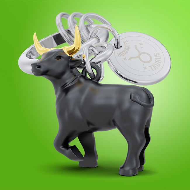 Metalmorphose.lt metalinis raktų pakabukas JAUTIS. Juodas Jaučio siluetas su auksiniais ragais, žemės ženklo 3D miniatiūra, premium cinko lydinys, nerūdijančio plieno žiedas. Pakabukas iš ZODIAKŲ PASAULIS kolekcijos.