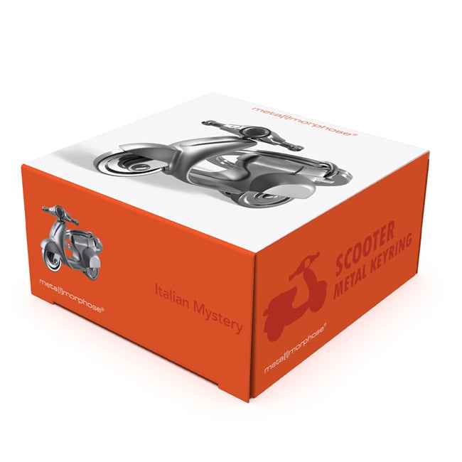 Metalmorphose.lt metalinis raktų pakabukas JUODA PYRDA. Juodas metalinis skuteris su detaliomis rankenėlėmis, kėbulo linijomis ir premium metaliniu žiedu. TRANSPORTO PASAULIS kolekcija.