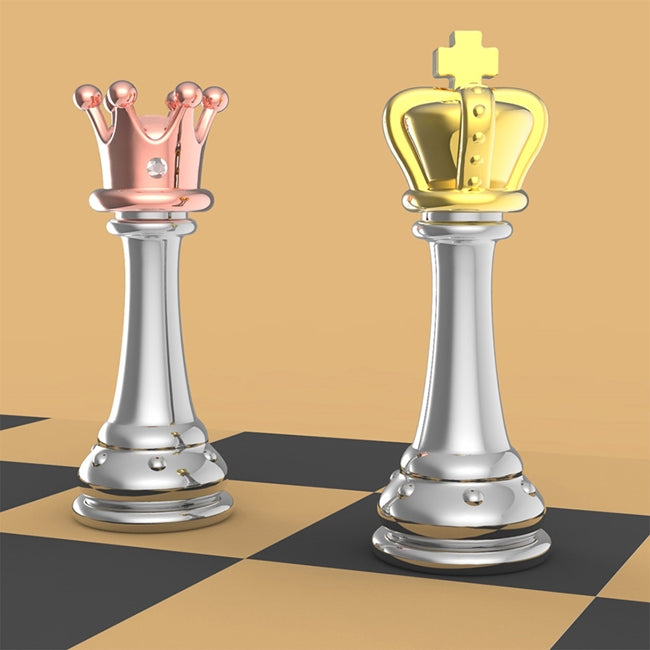 Metalmorphose.lt metaliniai raktų pakabukai Karalius ir Karalienė. Auksinė karūna, šachmatų grindys.