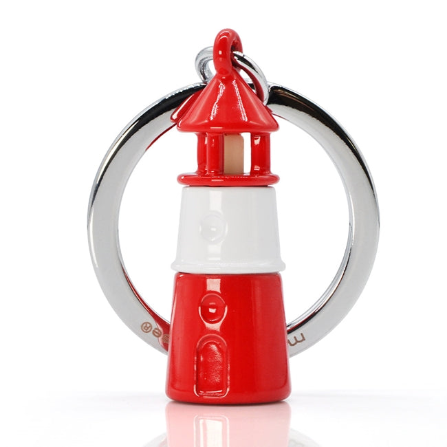 Metalmorphose.lt metalinis raktų pakabukas KELIONĖS ŠVIESRODIS. Baltas ir raudonas švyturys, nudažytos detalės, 3D jūrinio šviesrodžio miniatiūra. Nerūdijančio plieno žiedas. Pakabukas iš KELIONIŲ PASAULIS kolekcijos.