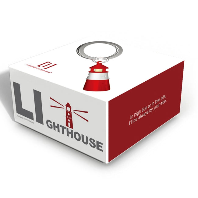 Metalmorphose.lt metalinis raktų pakabukas KELIONĖS ŠVIESRODIS. Baltas ir raudonas švyturys, nudažytos detalės, 3D jūrinio šviesrodžio miniatiūra. Nerūdijančio plieno žiedas. Pakabukas iš KELIONIŲ PASAULIS kolekcijos.