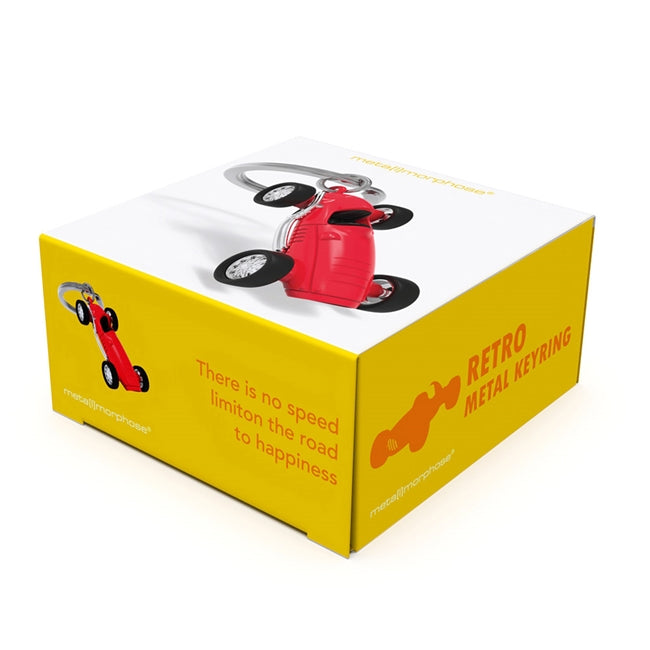 Metalmorphose.lt metalinis raktų pakabukas KLASIKINĖ GREIČIO LEGENDA. Raudonas retro lenktyninis automobilis su ilga nosimi, atviromis grotelėmis ir keturiais besisukančiais ratais. Chromuoti ratlankiai, padangos su raštais iš TRANSPORTO PASAULIS kolekcijos.