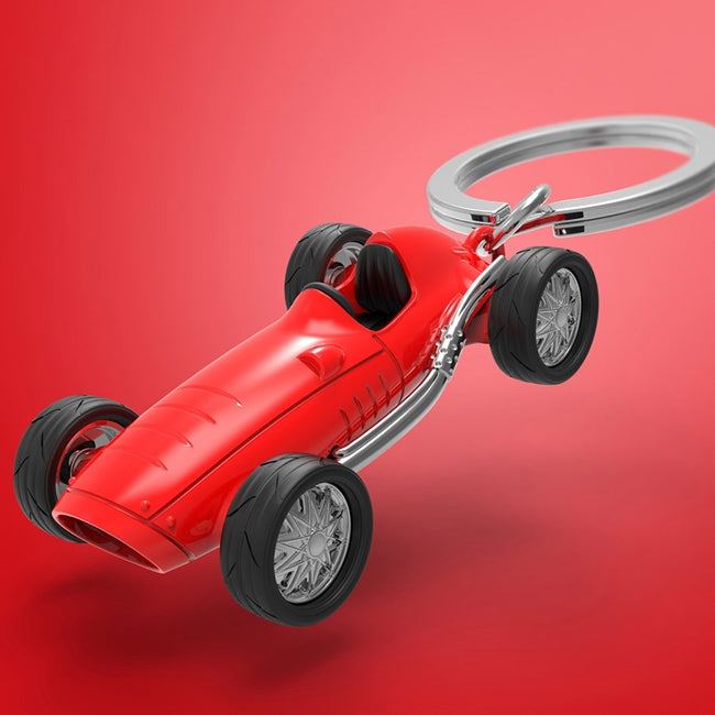 Metalmorphose.lt metalinis raktų pakabukas KLASIKINĖ GREIČIO LEGENDA. Raudonas retro lenktyninis automobilis su ilga nosimi, atviromis grotelėmis ir keturiais besisukančiais ratais. Chromuoti ratlankiai, padangos su raštais iš TRANSPORTO PASAULIS kolekcijos.