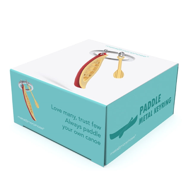 Metalmorphose.lt metalinis raktų pakabukas KANOJOS KELIAS. Raudona kanoja ir auksinis irklas, detalus 3D vandens nuotykių simbolis. Premium cinko lydinys, nerūdijančio plieno žiedas. Pakabukas iš KELIONIŲ PASAULIS kolekcijos.