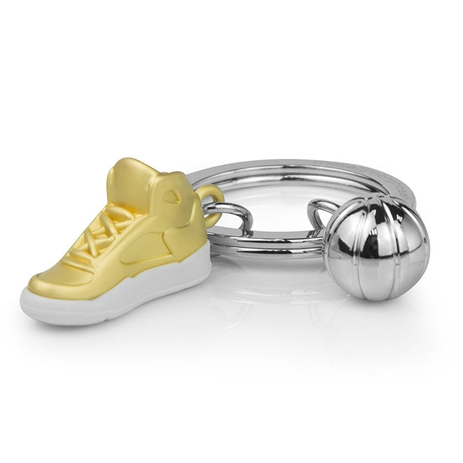 Metalmorphose.lt metalinis raktų pakabukas KREPŠINIO STEBUKLAS. Auksinis 3D krepšinio batelis ir detalus metalinis kamuolys, premium cinko lydinys, plieno žiedas. SPORTO PASAULIS kolekcija.