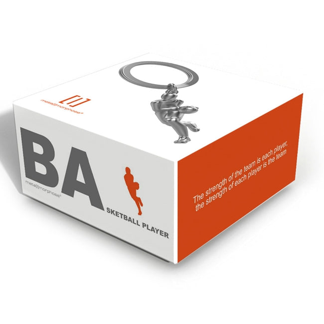 Metalmorphose.lt metalinis raktų pakabukas KREPŠINIO ŽAIDĖJAS. 3D metimo poza, detalus žaidėjo siluetas, premium cinko lydinys, plieno žiedas. Iš SPORTO PASAULIS kolekcijos.