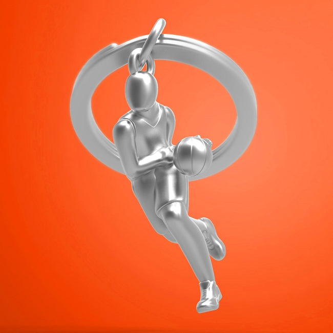 Metalmorphose.lt metalinis raktų pakabukas KREPŠINIO ŽAIDĖJAS. 3D metimo poza, detalus žaidėjo siluetas, premium cinko lydinys, plieno žiedas. Iš SPORTO PASAULIS kolekcijos.
