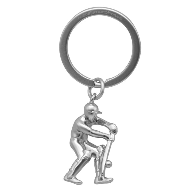 Metalmorphose.lt metalinis raktų pakabukas KRIKETO ŽAIDĖJAS. 3D kriketo žaidėjo siluetas su lazda, premium cinko lydinys, sporto miniatiūra, plieno žiedas. Iš SPORTO PASAULIS kolekcijos.