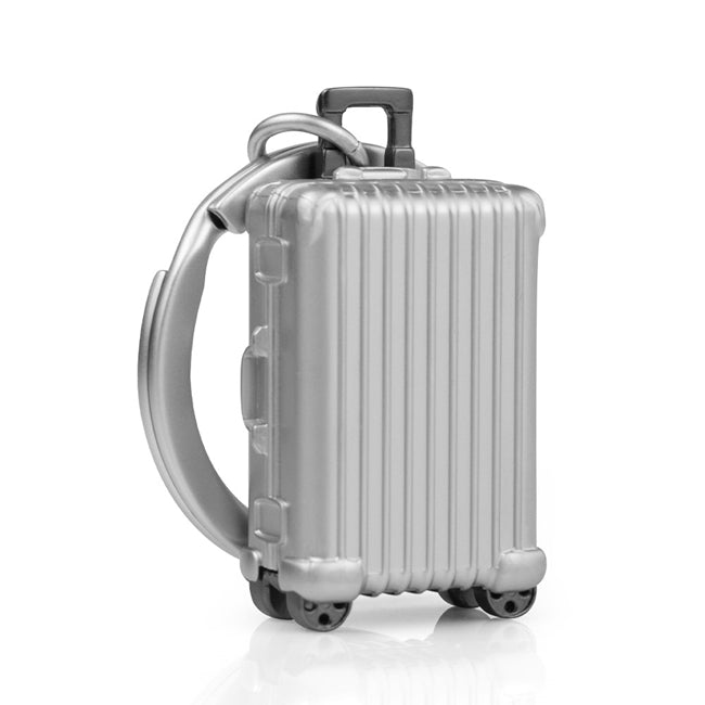 Metalmorphose.lt metalinis raktų pakabukas LAGAMINAS. Metalinis bagažo korpusas, vertikalios linijos, mini ratukai, 3D lagamino miniatiūra. Nerūdijančio plieno žiedas. Pakabukas iš KELIONIŲ PASAULIS kolekcijos.