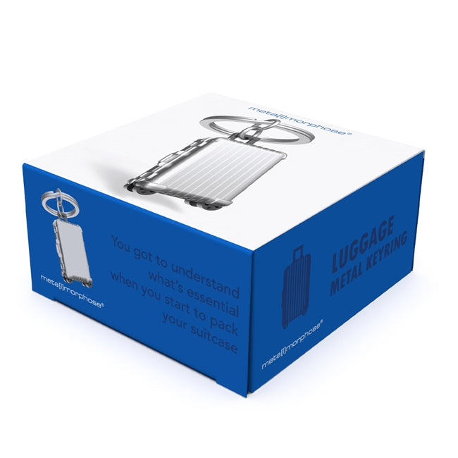 Metalmorphose.lt metalinis raktų pakabukas LAGAMINAS. Metalinis bagažo korpusas, vertikalios linijos, mini ratukai, 3D lagamino miniatiūra. Nerūdijančio plieno žiedas. Pakabukas iš KELIONIŲ PASAULIS kolekcijos.