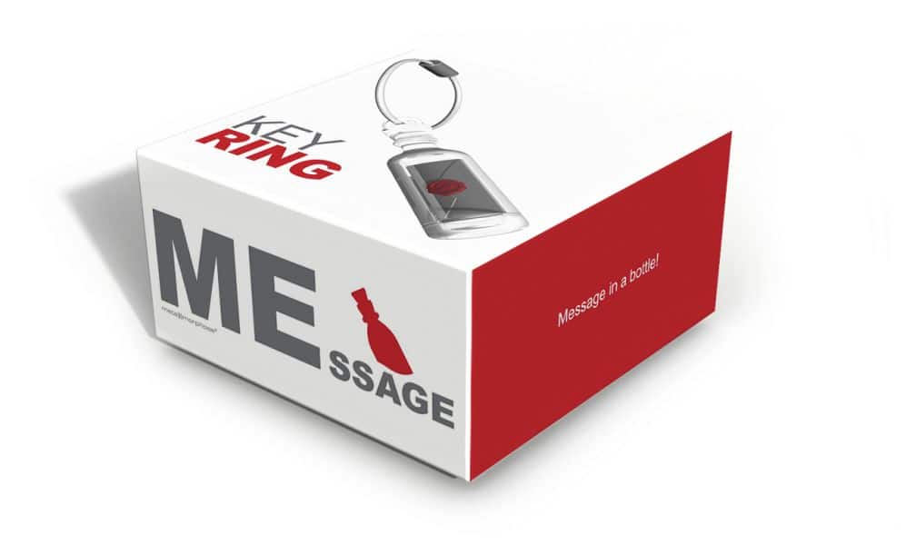 Metalmorphose.lt metalinis raktų pakabukas LAIŠKAS ATEIČIAI. Metalinis butelis su viduje esančia žinute, 3D butelio miniatiūra. Nerūdijančio plieno žiedas. Pakabukas iš KELIONIŲ PASAULIS kolekcijos.