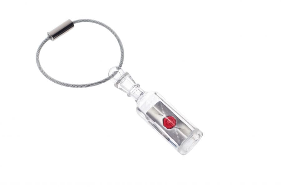 Metalmorphose.lt metalinis raktų pakabukas LAIŠKAS ATEIČIAI. Metalinis butelis su viduje esančia žinute, 3D butelio miniatiūra. Nerūdijančio plieno žiedas. Pakabukas iš KELIONIŲ PASAULIS kolekcijos.