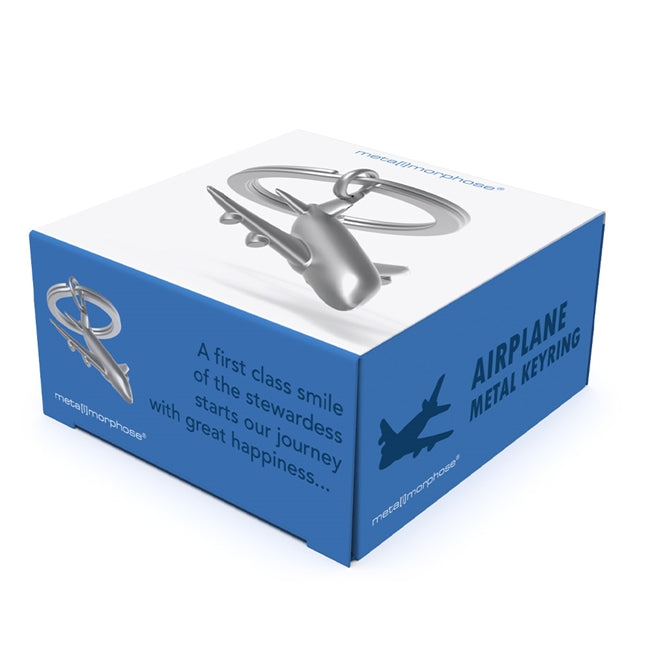 Metalmorphose.lt metalinis raktų pakabukas LĖKTUVAS. Sidabrinis metalinis lėktuvo korpusas, detalūs sparnai, realistiška 3D lėktuvo miniatiūra, skrydžio simbolis. Nerūdijančio plieno žiedas. Pakabukas iš KELIONIŲ PASAULIS kolekcijos.