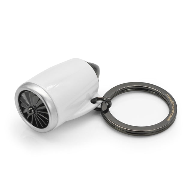 Metalmorphose.lt metalinis raktų pakabukas LĖKTUVO VARIKLIS. Tvirtas metalinis turbinos korpusas, detalizuotos mentės, 3D lėktuvo variklio miniatiūra. Nerūdijančio plieno žiedas. Pakabukas iš KASDIENYBĖS PASAULIS kolekcijos.