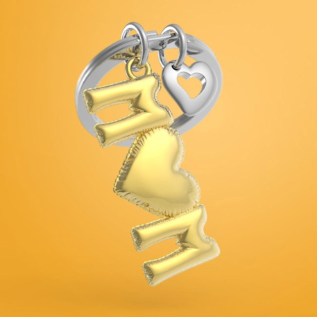 Metalmorphose.lt metalinis raktų pakabukas MAMOS MEILĖ. Auksinis metalinis balionas su tikroviškomis raukšlėmis ir MOM užrašu. Premium metalas. MEILĖS PASAULIS kolekcija.