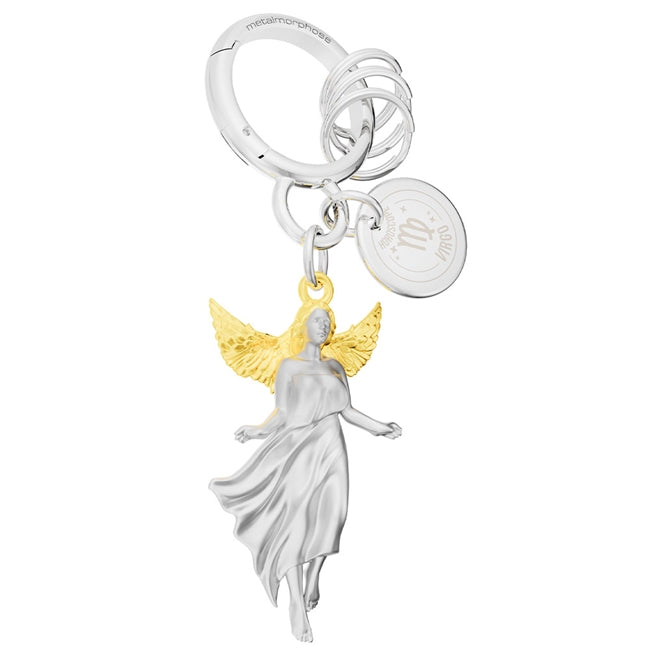 Metalmorphose.lt metalinis raktų pakabukas MERGELĖ. Elegantiška Mergelės figūra, auksiniai sparnai, žemės ženklo simbolika, premium cinko lydinys, plieno žiedas. Pakabukas iš ZODIAKŲ PASAULIS kolekcijos.