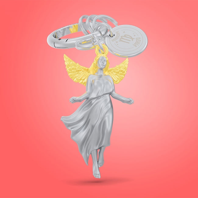 Metalmorphose.lt metalinis raktų pakabukas MERGELĖ. Elegantiška Mergelės figūra, auksiniai sparnai, žemės ženklo simbolika, premium cinko lydinys, plieno žiedas. Pakabukas iš ZODIAKŲ PASAULIS kolekcijos.