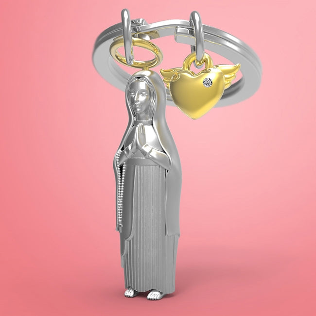 Metalmorphose.lt metalinis raktų pakabukas MERGELĖ MARIJA. Itin detali Marijos figūrėlė su rožančiumi, auksine širdimi su angelų sparnais ir deimančiuku. SIMBOLIŲ PASAULIS kolekcija.