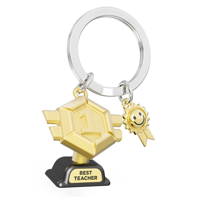 Metalmorphose.lt metalinis raktų pakabukas MOKYTOJO TROFĖJUS. Sidabrinis cinko lydinys, nudažyta aukso spalvos #1 detalė, 3D trofėjaus miniatiūra. Nerūdijančio plieno žiedas. Pakabukas iš KASDIENYBĖS PASAULIS kolekcijos.