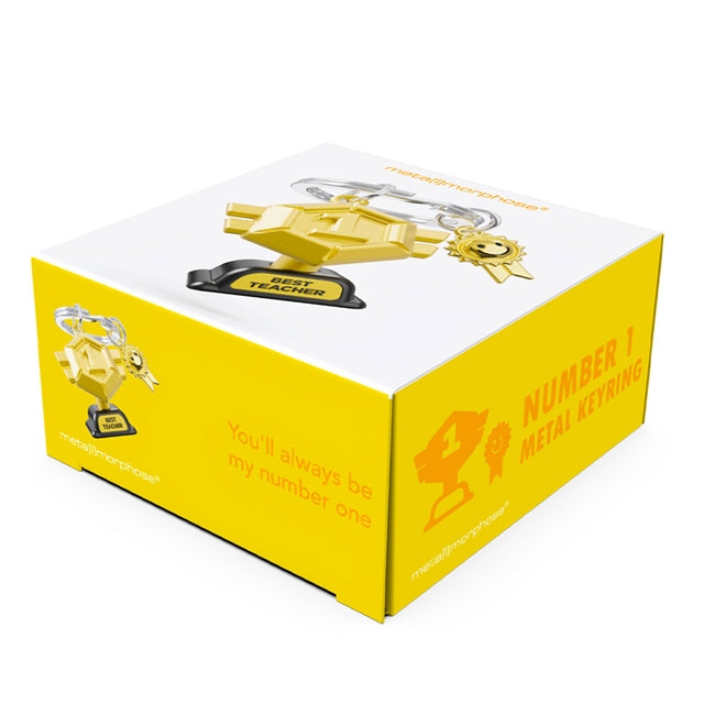 Metalmorphose.lt metalinis raktų pakabukas MOKYTOJO TROFĖJUS. Sidabrinis cinko lydinys, nudažyta aukso spalvos #1 detalė, 3D trofėjaus miniatiūra. Nerūdijančio plieno žiedas. Pakabukas iš KASDIENYBĖS PASAULIS kolekcijos.